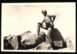 Fotografie Strandmeister In Badehose Auf Einem Wellenbrecher  - Other & Unclassified