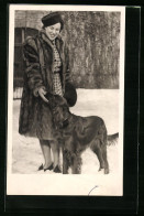 Foto-AK Junge Frau Im Pelzmantel Mit Cocker Spaniel Im Schnee  - Chiens