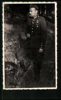 Foto-AK Lettischer Soldat In Uniform Im Wald Eine Zigarette Rauchend  - Lettonia