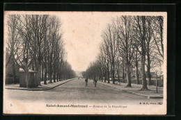 CPA Saint-Amand-Montrond, Avenue De La Republique  - Saint-Amand-Montrond