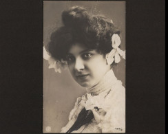 Junge Frau Mit Blüten Im Haar - Femmes