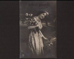 Junge Frau Beim Blumenpflücken, Fröhliche Pfingsten - Femmes