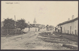 Luppingen, Lothringen, Dorfstrasse Und Kirche Im Hintergrund - Lothringen