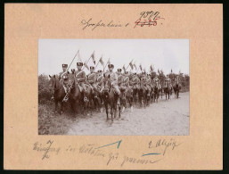 Fotografie Brück & Sohn Meissen, Ansicht Grossenhain, Einzug In Kolonne Zu Zweien - Husaren-Regiment Nr. 18  - Krieg, Militär