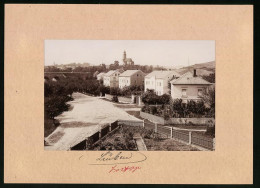 Fotografie Brück & Sohn Meissen, Ansicht Leuben, Blick In Das Dorf Mit Brücke Und Kirche  - Orte