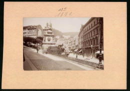 Fotografie Brück & Sohn Meissen, Ansicht Karlsbad, Marktplatz Am K.K Postamt, Geschäfte Und Dreifaltigkeitssäule  - Orte