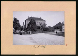 Fotografie Brück & Sohn Meissen, Ansicht Frohburg, Partie Am Amtsgericht Und Kriegerdenkmal Im Blumenschmuck  - Orte