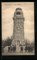 AK Porta Westfalica, Bismarcksäule Mit Einer Gruppe Herren  - Porta Westfalica