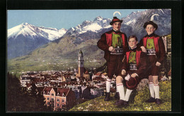 Cartolina Bozen, Ortsansicht Mit Drei Trachtenburschen  - Bolzano (Bozen)