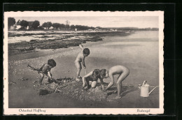 AK Haffkrug / Ostseebad, Badeengel Buddeln Am Strand  - Autres & Non Classés