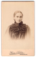 Fotografie Herm. Schlüter, Magdeburg, Breite Weg 165, Portrait Schönes Fräulein In Gerafftem Kleid  - Anonieme Personen