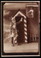 Fotografie Brück & Sohn Meissen, Gardereiter Schilderhaus 1913, Gardereiter Mit Pickelhaube Denkt An Seine Liebste  - Krieg, Militär