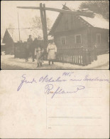 Echtfoto Ostfront Rußland Soldaten, Pferd, Wohnhaus Mit Brunnen 1915 Privatfoto - Guerre 1914-18