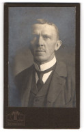 Fotografie Hermann Tietz, München, Bahnhofplatz, Bürgerlicher Herr Im Anzug Mit Ernstem Blick  - Anonyme Personen