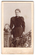 Fotografie A. Klusmann, Hildesheim, Zingel 29, Junge Dame Im Schwarzen Kleid Mit Puffärmeln Mit Ernstem Blick  - Anonyme Personen