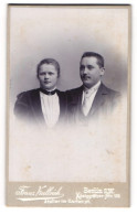 Fotografie Franz Kullrich, Berlin, Königgrätzer Str. 109, Junges Paar In Eleganter Kleidung  - Anonieme Personen