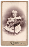 Fotografie E. Glaser, Eisfeld, Markt 28, Kleines Kind Im Karierten Kleid  - Anonieme Personen