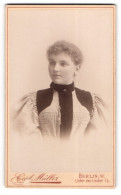 Fotografie Carl Müller, Berlin, Unter Den Linden 15, Junge Frau Lotte Im Kleid, 1897  - Anonyme Personen