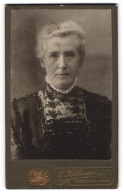 Fotografie G. Kahlmeyer, Oldenburg, Portrait Frau Lute Im Schwarzen Kleid, 1909  - Anonyme Personen