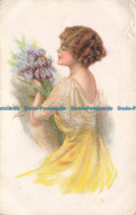 R663068 Woman With Blue Flowers In Her Hands. Gibson Art Company - Monde