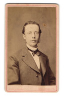 Fotografie F. Tellgmann, Mühlhausen I. Th., Junger Mann Fritz Anders Mit Fliege, 1876  - Anonyme Personen