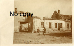 CARTE PHOTO ALLEMANDE - SOLDATS DANS LES RUINES DE PROUVAIS PRES DE VILLENEUVE SUR AISNE - GUERRE 1914 1918 - Guerre 1914-18