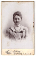 Fotografie Paul Klaus, Chemnitz, Junge Frau Im Hellen Kleid Mit Halkette, 1902  - Anonymous Persons