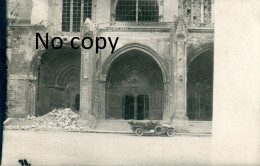 CARTE PHOTO ALLEMANDE - AUTOMOBILE DEVANT LA CATHEDRALE EN RUINES A NOYON OISE - GUERRE 1914 1918 - Guerre 1914-18
