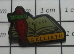 1719 Pin's Pins / Beau Et Rare / MARQUES / LIVRE CAROTTE BURALISTE LOTO PRESSE GALLIATH - Trademarks