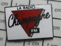 612A Pin's Pins / Beau Et Rare / MEDIAS / LA RADIO CHAMPAGNE FM - Medias