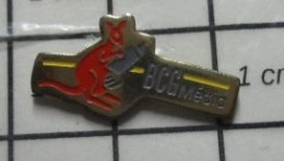 713H Pin's Pins / Beau Et Rare / MEDICAL / BCG MEDIC KANGOUROU SERINGUE - Médical