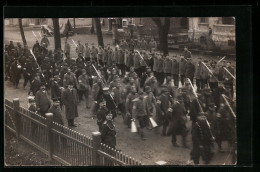 Foto-AK Meschede, Kriegsgefangenen-Marsch 1914  - Guerre 1914-18