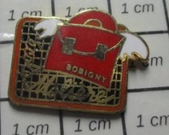 513H Pin's Pins / Beau Et Rare / ADMINISTRATIONS / ECOLE OLIERE BOBIGNY CARTABLE ROUGE ARDOISE - Administraties