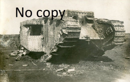 CARTE PHOTO ALLEMANDE - TANK ANGLAIS DETRUIT A RIENCOURT PRES DE BAPAUME - PAS DE CALAIS - GUERRE 1914 1918 - Guerre 1914-18