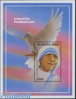 Burkina Faso 1998 Mother Theresa S/s, Mint NH, History - Nature - Nobel Prize Winners - Birds - Pigeons - Nobelprijs