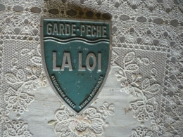 Rare - Ancien Insigne - Broche - GARDE-PÊCHE -- LA LOI  ( Pêche Et Pisciculture )  ( Fia Lyon ) - Autres & Non Classés