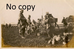 PHOTO FRANCAISE - POILUS EN PAUSE SUR LA ROUTE DE CHUIGNOLLES PRES DE CHUIGNES SOMME - GUERRE 1914 1918 - Guerre, Militaire