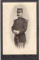 Grande Photo CDV D'un Officier Belge Avec Sont Sabre Posant Dans Un Studio Photo A Ypres ( Belgique ) - Old (before 1900)
