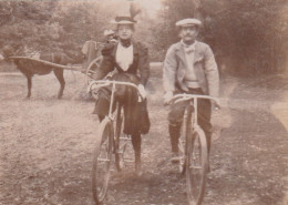Photo 1900 Une Femme Et Un Homme En Vélo, Cyclisme, Cycliste (A256) - Wielrennen