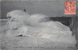 17 LA ROCHELLE JETEE UN JOUR DE TEMPETE - La Rochelle