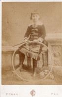Grande Photo CDV D'une Jeune Fille élégante Avec Un Cerceau Posant Dans Un Studio Photo A Pau En 1883 - Anciennes (Av. 1900)
