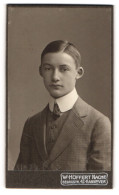 Fotografie W. Höffert Nachf., Hannover, Georgstrasse 42, Junger Herr Im Anzug Mit Krawatte  - Personnes Anonymes