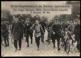 Fotografie Unbekannter Fotograf, Ansicht Berlin, Freikorps Beim 50 Km Gepäckmarsch Der Sieger Hermann Müller  - War, Military