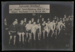 Fotografie Sylvester-Waldlauf Der Realia-Sportabteilung, Der Spätere Sieger Buchwald Beim Start  - Sport