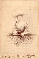 Grande Photo CDV D'une Jeune Femme élégante Posant Dans Un Studio Photo A Pau - Anciennes (Av. 1900)