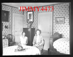 Deux Jeunes Femmes Dans Une Chambre, à Identifier - Plaque De Verre En Négatif - Taille 89 X 119 Mlls - Glasplaten
