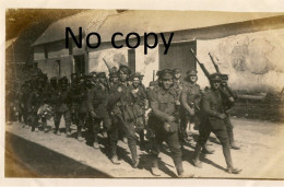 PHOTO FRANCAISE - LES SOLDATS ANGLAIS TRAVERSANT RUBEMPRE PRES DE VILLERS BOCAGES - AMIENS SOMME - GUERRE 1914 1918 - Guerre, Militaire