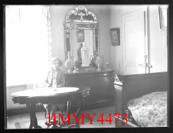 Une Femme Dans Une Chambre à Coucher, à Identifier - Plaque De Verre En Négatif - Taille 89 X 119 Mlls - Glasdias