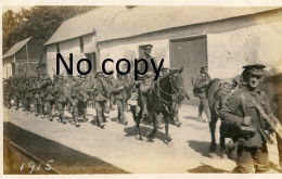 PHOTO FRANCAISE - LES SOLDATS ANGLAIS TRAVERSANT RUBEMPRE PRES DE VILLERS BOCAGES - AMIENS SOMME - GUERRE 1914 1918 - Guerre, Militaire