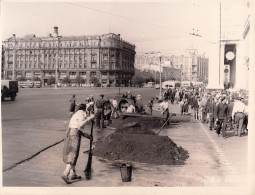 MOSCOU RUSSIE UNE PLACE GRANDE PHOTO ORIGINALE 24 X 18 CM - Lieux